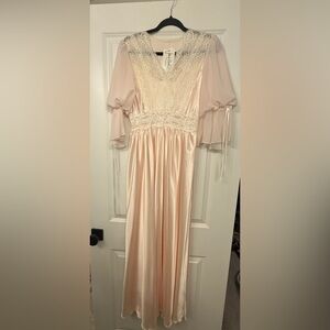 Jane Woolrich Elegant Lace Trim Satin Nightgown/Intimate silk